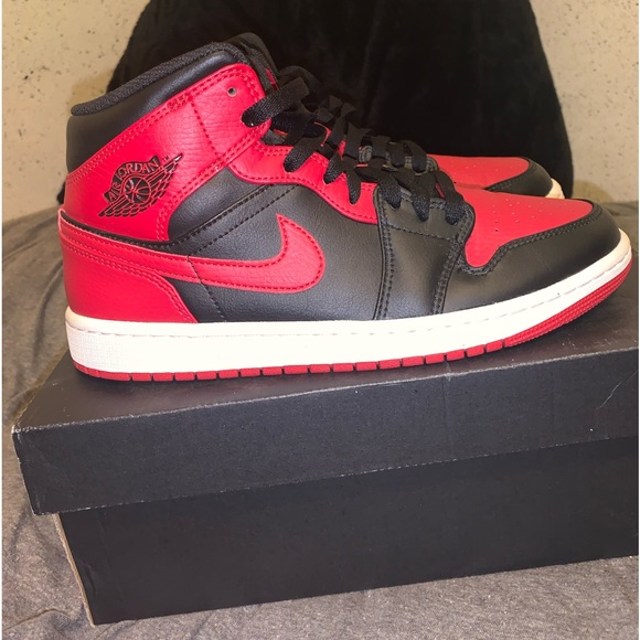 Air Jordan 1 Mid “Banned” - Picture 1 of 4
